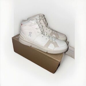 ON THE ROGER Clubhouse Mid White Sand Women's Athletic Sneakers